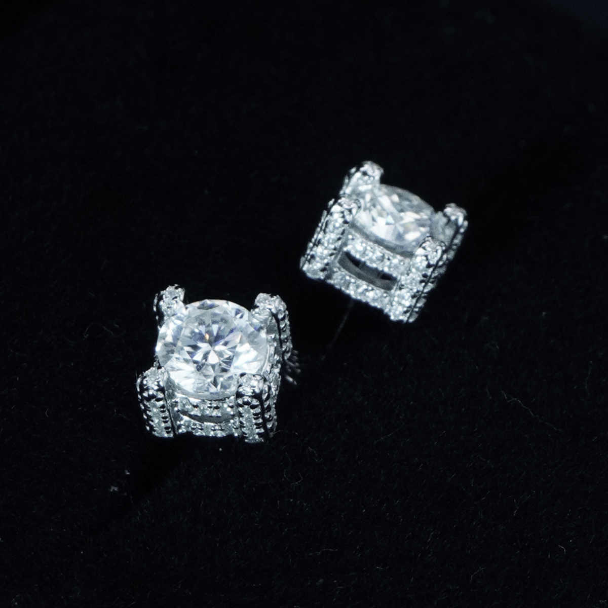 BABY TRAX - モアサナイト サイドメレ 両耳セット 0.8ct 1粒ピアス 5.3mm