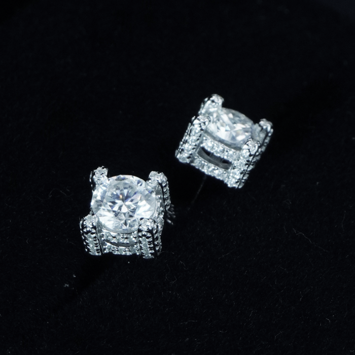 BABY TRAX - モアサナイト サイドメレ 両耳セット 0.8ct 1粒ピアス 5.3mm